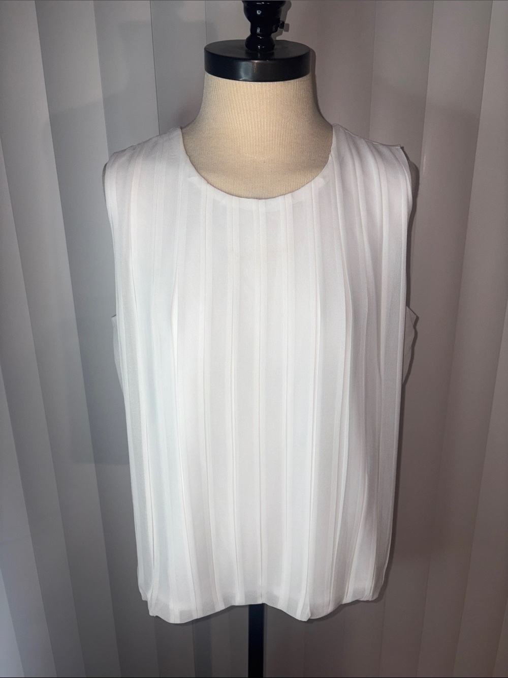 Calvin Klein White Sleeveless Pleated Blouse Top NWOT - Size Large
